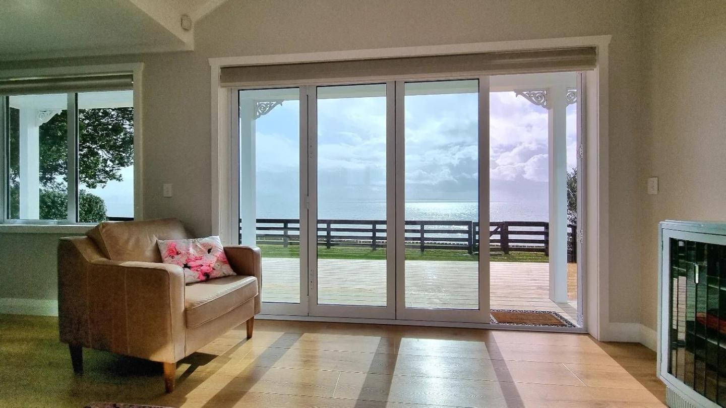 Clarks Beach Red Rock Cottage, Beachfront Luxury מראה חיצוני תמונה